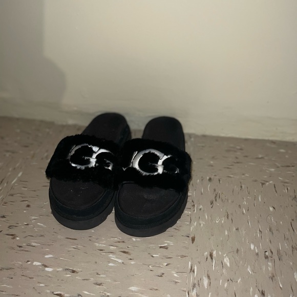 UGG Slippers - Picture 3 of 4